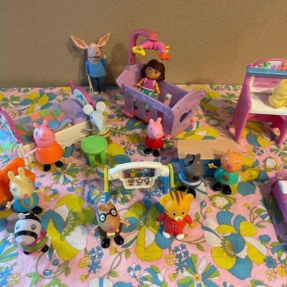 Fisher Price Doll Furniture Peppa Pig Figures - Picture 1 of 12